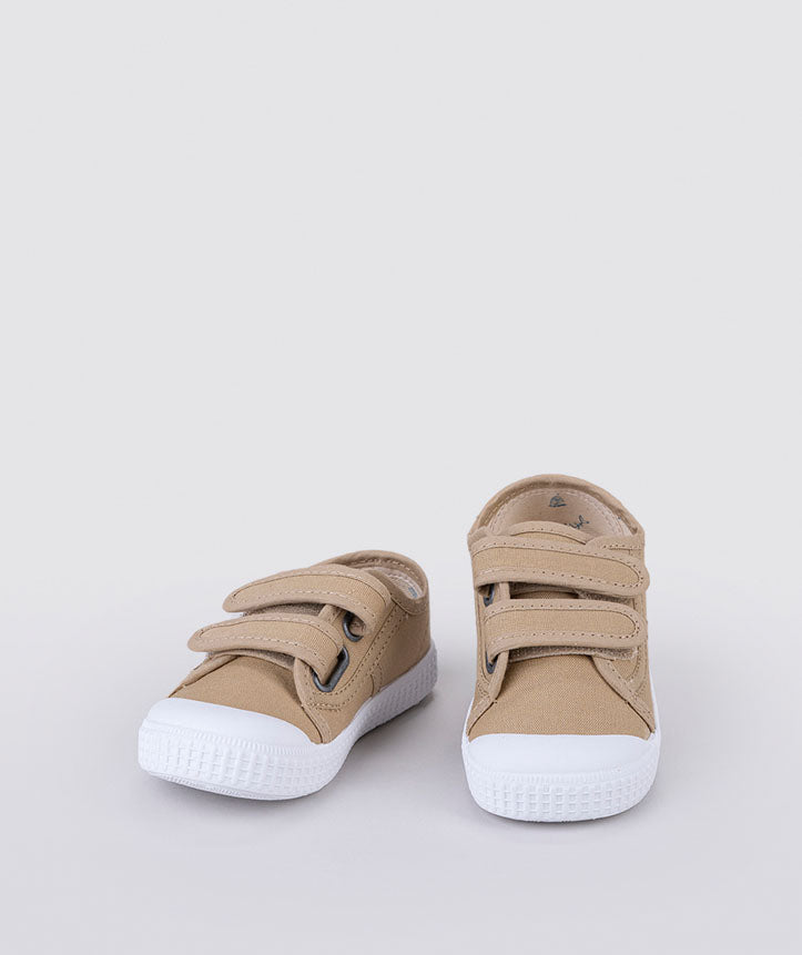 IGOR canvas shoes with velcro, breathable and light. Unisex tennis shoes for adventurous little feet . Provided by local family online store Greenmont Kids.