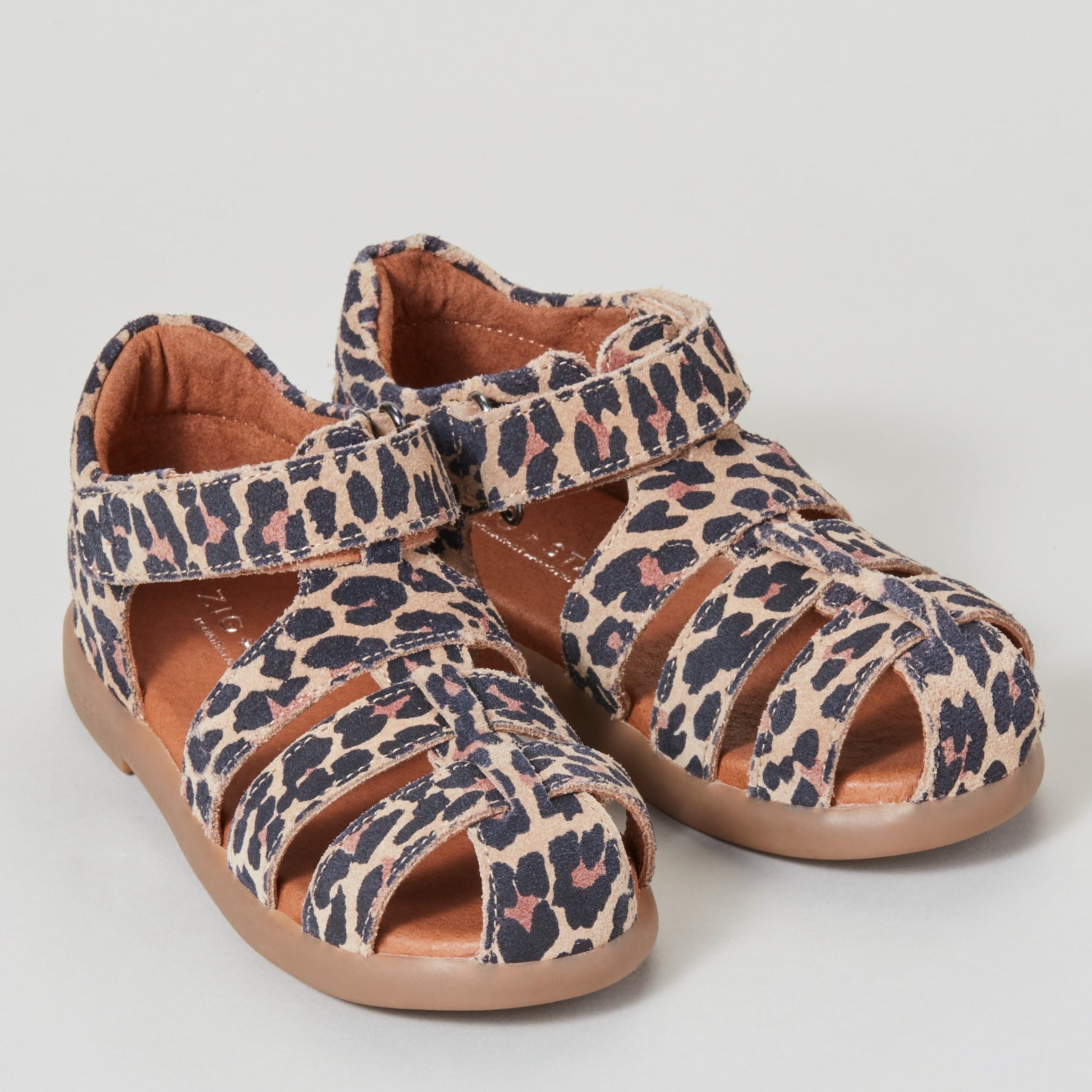 COSMIC closed-toe sandal, Natural Animal, zig + star