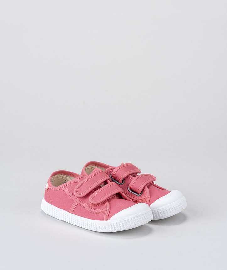 IGOR canvas shoes with velcro, breathable and light. Unisex tennis shoes for adventurous little feet . Provided by local family online store Greenmont Kids.