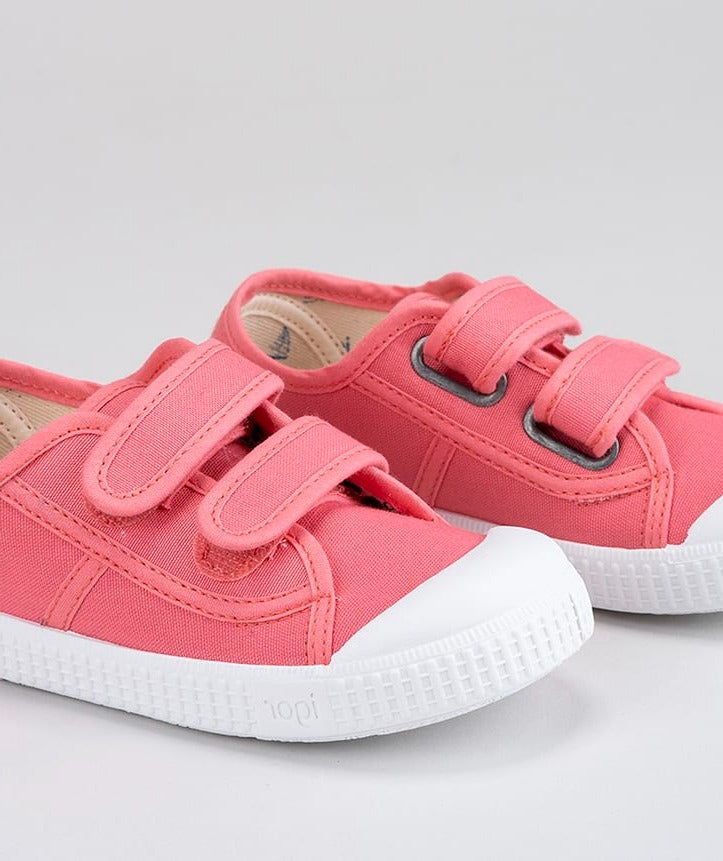 IGOR canvas shoes with velcro, breathable and light. Unisex tennis shoes for adventurous little feet . Provided by local family online store Greenmont Kids.